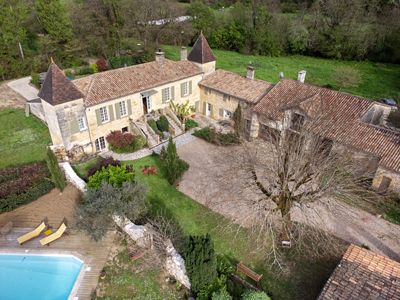 Vue aérienne de la propriété avec Chambres d’hôtes et gîtes à vendre près St-Emilion Gironde