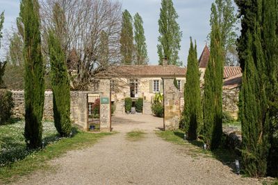 Entrée dans le parc des Chambres d’hôtes et gîtes à vendre près St-Emilion Gironde