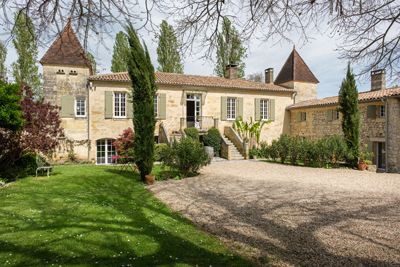 Façade de la propriété avec Chambres d’hôtes et gîtes à vendre près St-Emilion Gironde