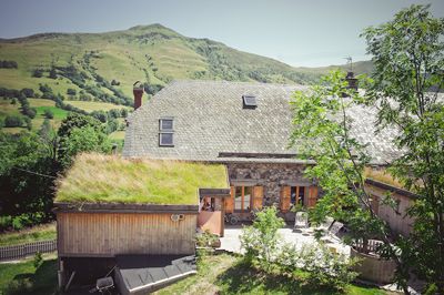 Propriété avec Chambres d'hôtes, gîte et restauration à vendre à Lavigerie dans le Cantal