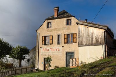 ancien hôtel, déormais Chambres d'hôtes, gîte et restauration à vendre à Lavigerie dans le Cantal