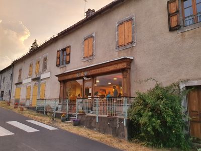 le restaurant vu de la rue des Chambres d'hôtes, gîte et restauration à vendre à Lavigerie dans le Cantal