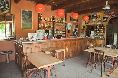 la salle de restaurant des Chambres d'hôtes, gîte et restauration à vendre à Lavigerie dans le Cantal