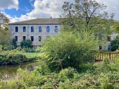 un des bâtiments de la Propriété à vendre entre Cluny et Tournus en Saône-et-Loire pour réceptions, chambres d'hôtes et gîtes