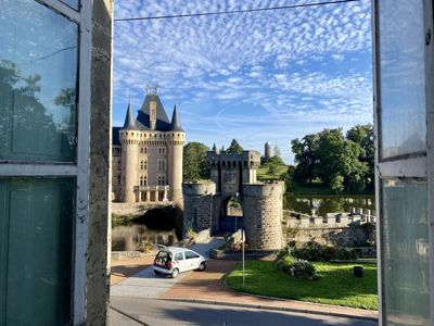 Vue sur le château de cette Propriété de 10 chambres à rénover avec parc et vue sur le château de la Clayette en Saône-et-Loire