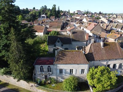 Vue sur la ville de cette Propriété de 10 chambres à rénover avec parc et vue sur le château de la Clayette en Saône-et-Loire