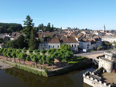 position dominante pour cette Propriété de 10 chambres à rénover avec parc et vue sur le château de la Clayette en Saône-et-Loire