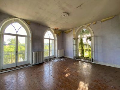 une des salles de réception de cette Propriété de 10 chambres à rénover avec parc et vue sur le château de la Clayette en Saône-et-Loire