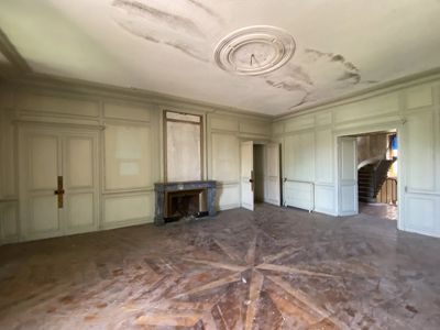 grand salon de cette Propriété de 10 chambres à rénover avec parc et vue sur le château de la Clayette en Saône-et-Loire