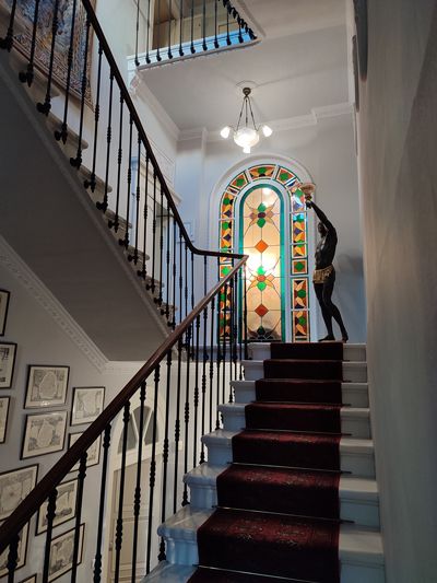 escalier central de l hotel particulier avec Chambres d'hôtes à vendre centre Alès dans le Gard