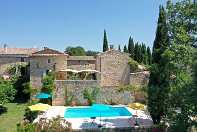 Mas provençaux avec Chambres d'hôtes et gîtes à vendre à Barjac Gard