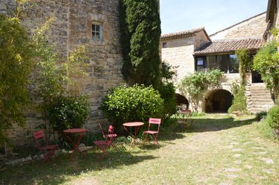 Jardin des Mas provençaux avec Chambres d'hôtes et gîtes à vendre à Barjac Gard