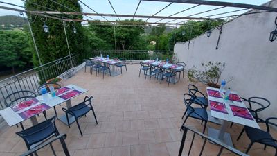 Terrasse du restaurant des Gîtes, chambres d’hôtes et restaurant de groupe à vendre près de Quissac Gard