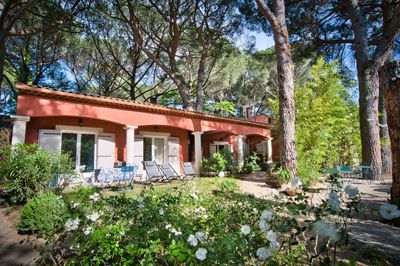 un des bâtiments avec des Gîte et chambres d'hôtes à vendre près d'Uzès dans le Gard