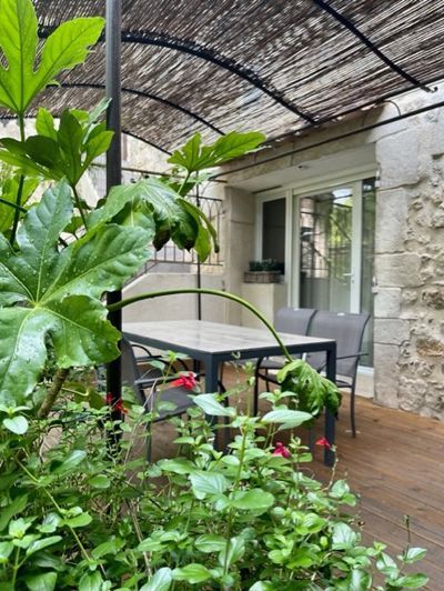 jardin, tonnelle et repas des Chambres d'hôtes à vendre à Pouzols dans l'Hérault