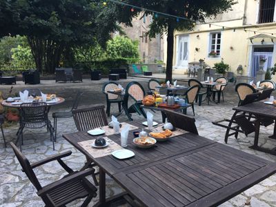 petit déjeuner en extérieur des Chambres d’hôtes et gîte de groupe à vendre à Valleraugue dans le Gard