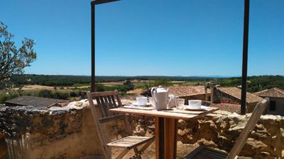 terrasse avec vue des Chambres d'hôtes à vendre à Pougnadoresse dans le Gard