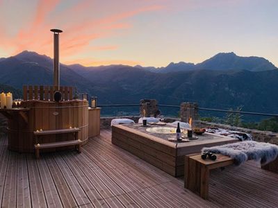 Terrasse et spa du Chalet et gîte à vendre à Azet dans les Hautes-Pyrénées