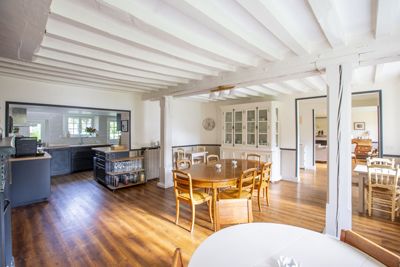 salle à manger du gîte des Chambres d'hôtes et gîte à vendre à Pressagny-l'Orguilleux dans l'Eure