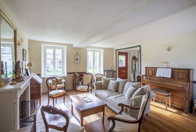 salle à manger des Chambres d'hôtes et gîte à vendre à Pressagny-l'Orguilleux dans l'Eure