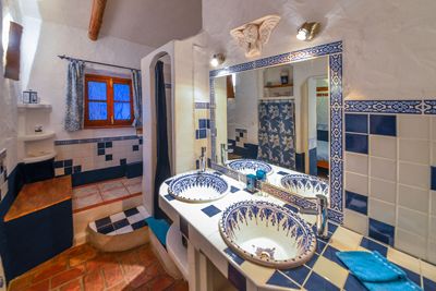 une des salles de douche des Gîtes et chambres d'hôtes à vendre à Fontaine-de-Vaucluse