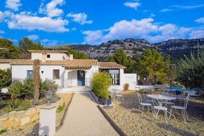 Une des maisons avec Gîtes et chambres d'hôtes à vendre à Fontaine-de-Vaucluse