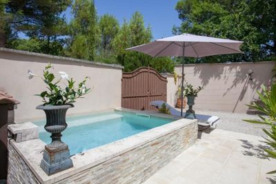 le bassin romain dans le jardin des Chambres d'hôtes à vendre à Lacoste en Luberon