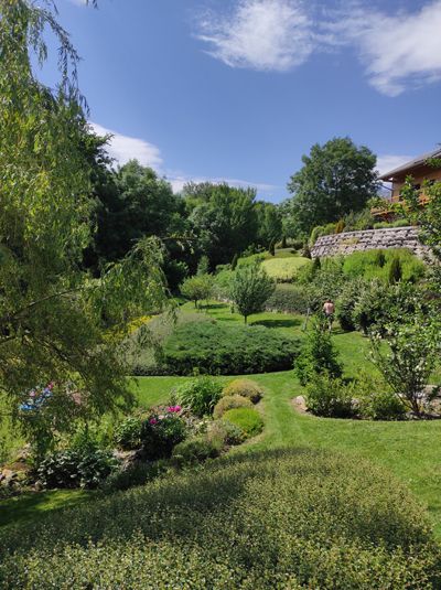 jardin du chalet avec Chambres d'hôtes à vendre à St Michel de Chaillol en Hautes-Alpes