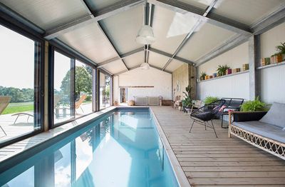 piscine intérieure des Gîte et chambres d'hôtes à vendre à Grosbreuil en Vendée