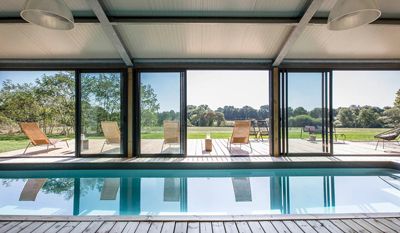 piscine intérieure et jardin des Gîte et chambres d'hôtes à vendre à Grosbreuil en Vendée