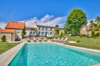 Grand gîte à vendre à Chenac-St-Seurin-d'Uzet en Charente-Maritime