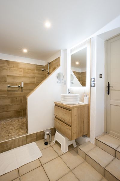 une des salles de bains des Chambres d'hôtes à vendre à Mérignac en Charente-Maritime