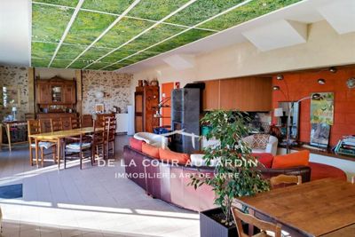 salle à manger du Gîte de groupe à vendre au bord du lac à Saint Quentin sur Charente