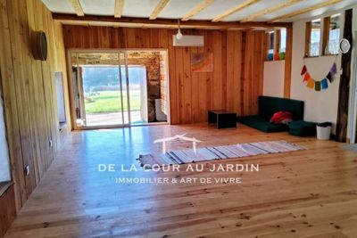 salle du Gîte de groupe à vendre au bord du lac à Saint Quentin sur Charente